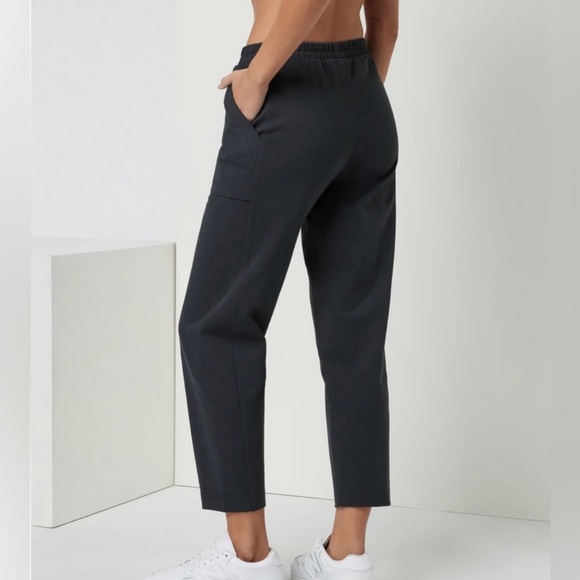 Vuori Black Cropped Utility Joggers - Picture 2 of 7